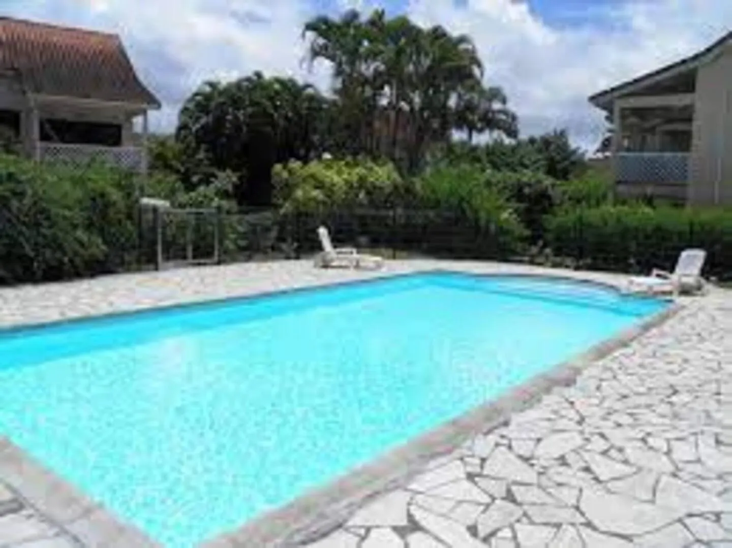 200M De La Plage Avec Piscine contacts